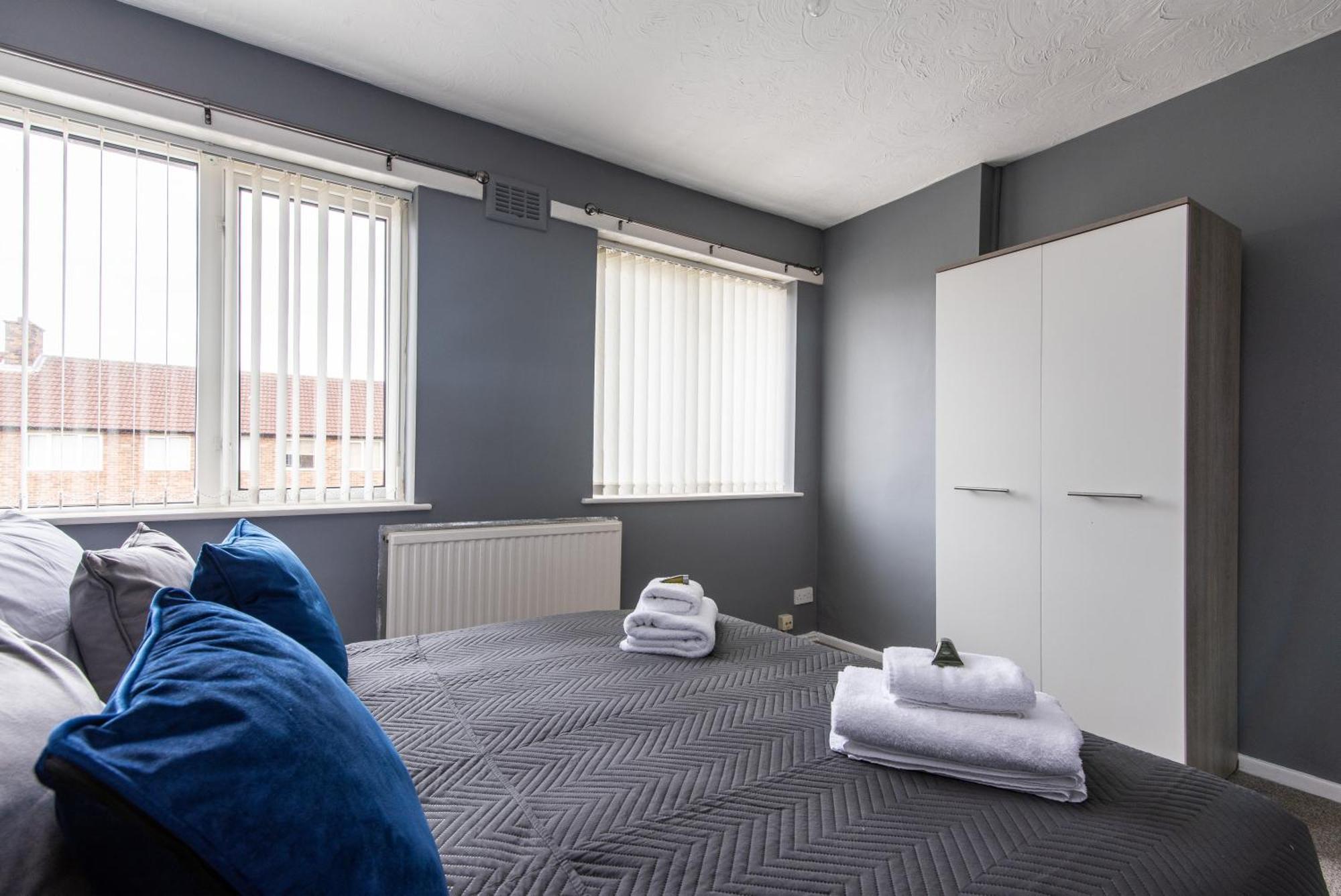 3 Bed Apartment - Perfect For Contractors Near Liverpool Airport Hale  外观 照片